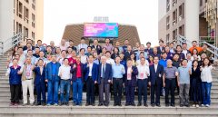 李继平章会长配合为“聪慧能源校友会”揭牌